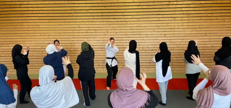 Selbstverteidigungskurs für muslimische junge Frauen