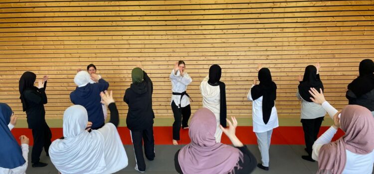 Selbstverteidigungskurs für muslimische junge Frauen Selbstverteidigungskurs für muslimische junge Frauen